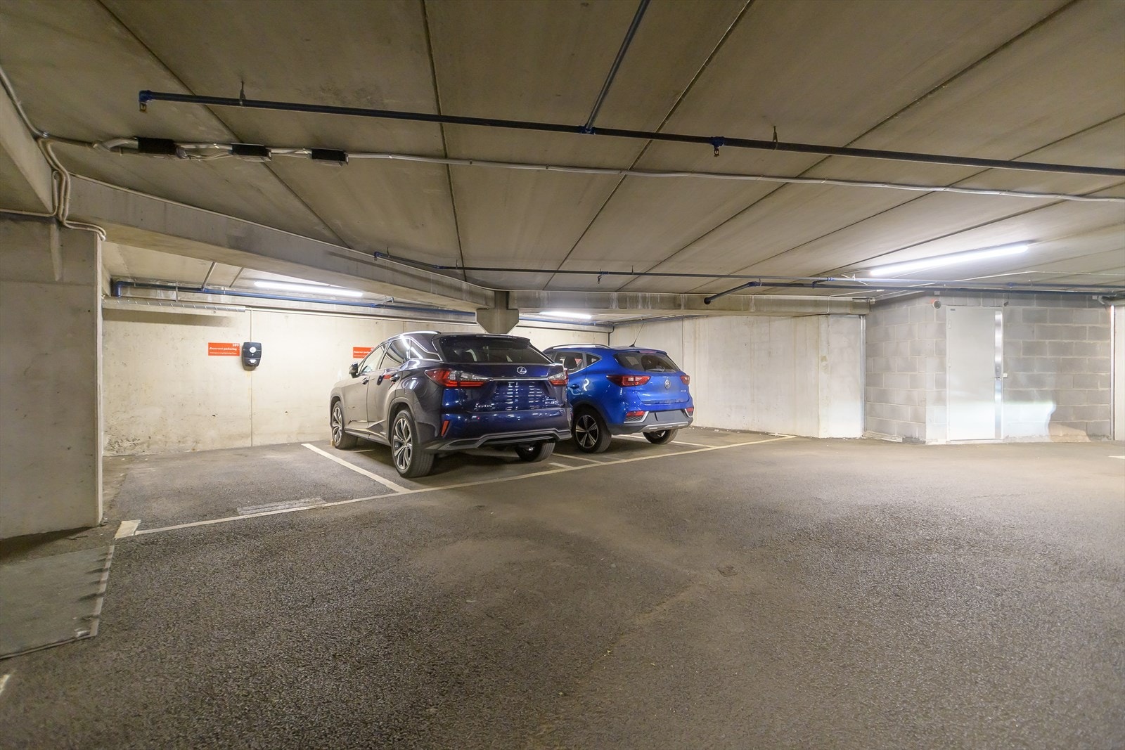 Det medfølger en parkeringsplass med lader (plassen helt til venstre) Galleribilde