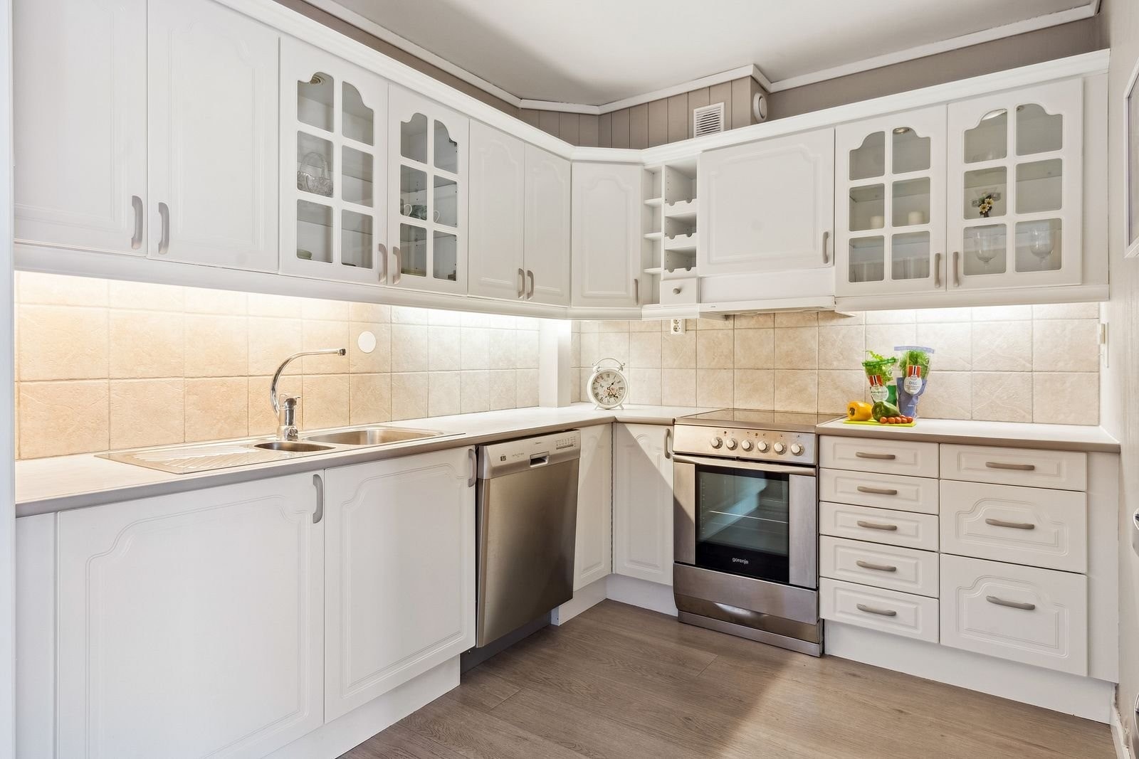 Lyst og flott Sigdal kjøkken med god skap - og benkeplass Galleribilde