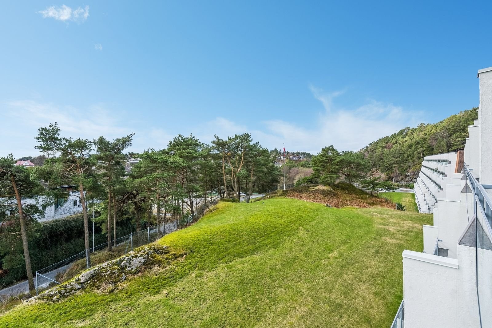 Solrik sørvestvendt terrasse . Flott utsikt over nærområdet Galleribilde