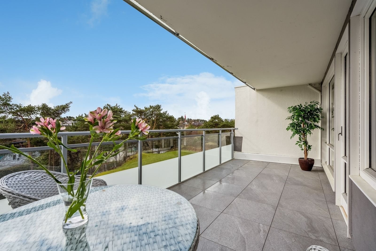 Moderne stor terrasse med utebelysning på hele 16.8 kvm. Plass til fine utemøbler Galleribilde