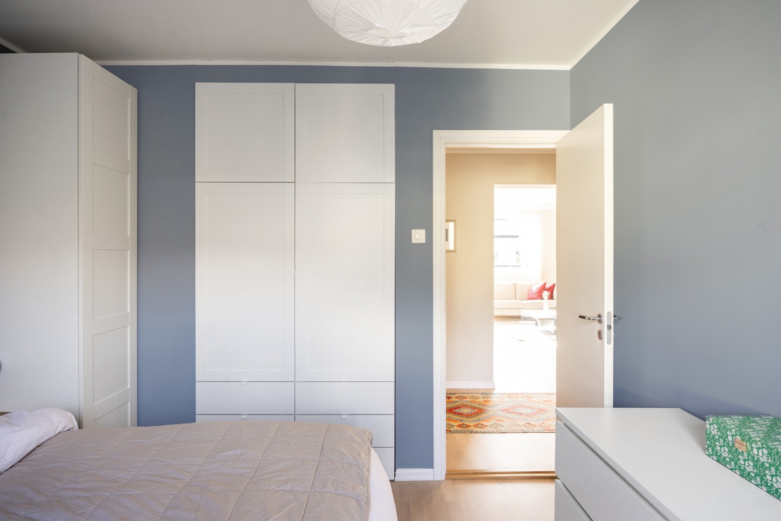 Begge rommene har vinduer som slipper inn godt med naturlig lys. Galleribilde