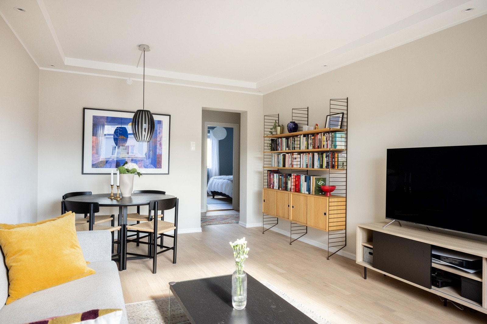 Stuen er enkel å dele opp i soner for både sofa- og spisegruppe. Galleribilde