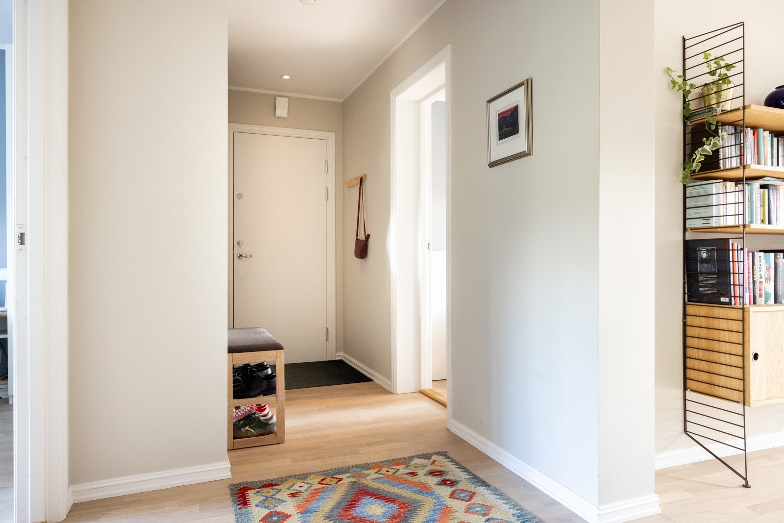 Fra entréen er det adkomst videre til boligens oppholdsrom. Galleribilde