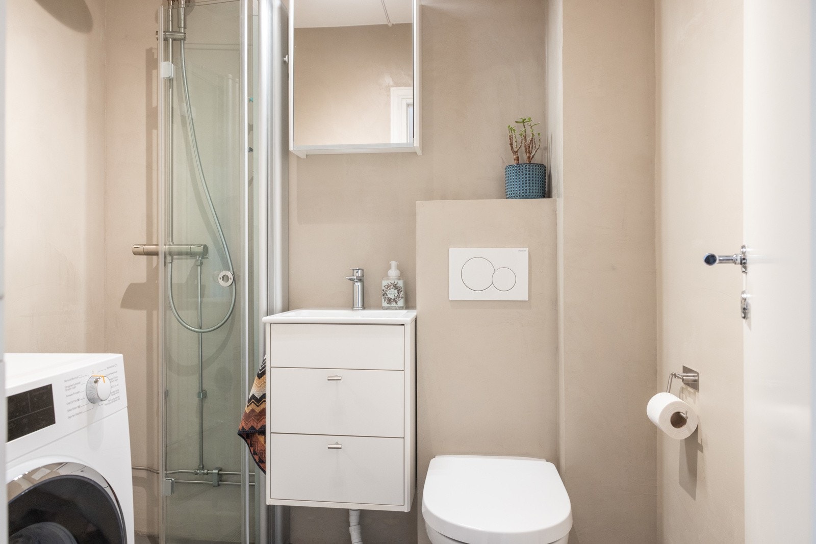 Badet ble kosmetisk oppgradert i 2021, med blant annet mikrosement lagt på eksisterende fliser, nytt vegghengt toalett, ny dusj og nytt baderomsmøblement. Galleribilde