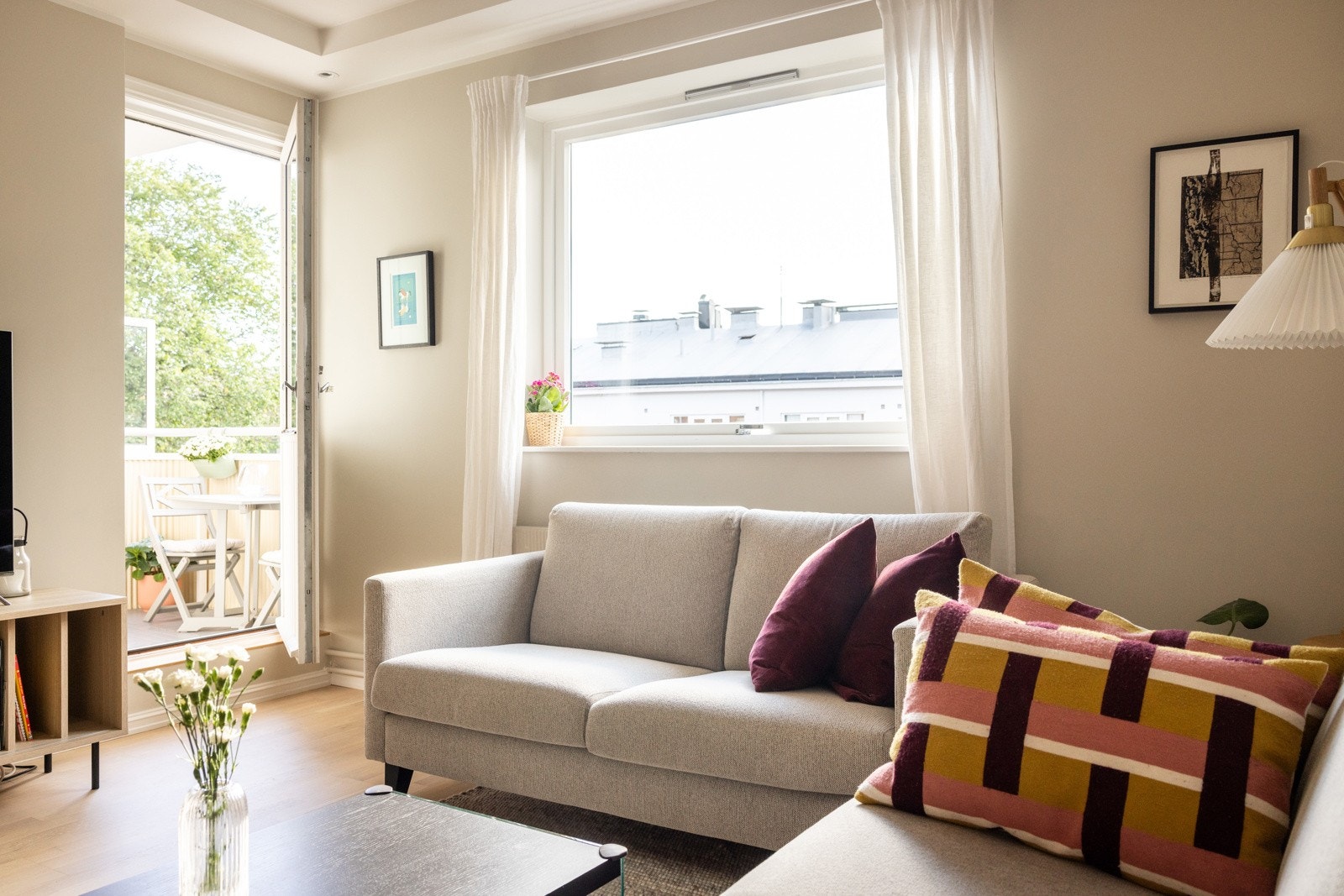 Leiligheten har en god planløsning med lyse og innbydende rom. Fra stuen er det direkte utgang til balkong. Galleribilde