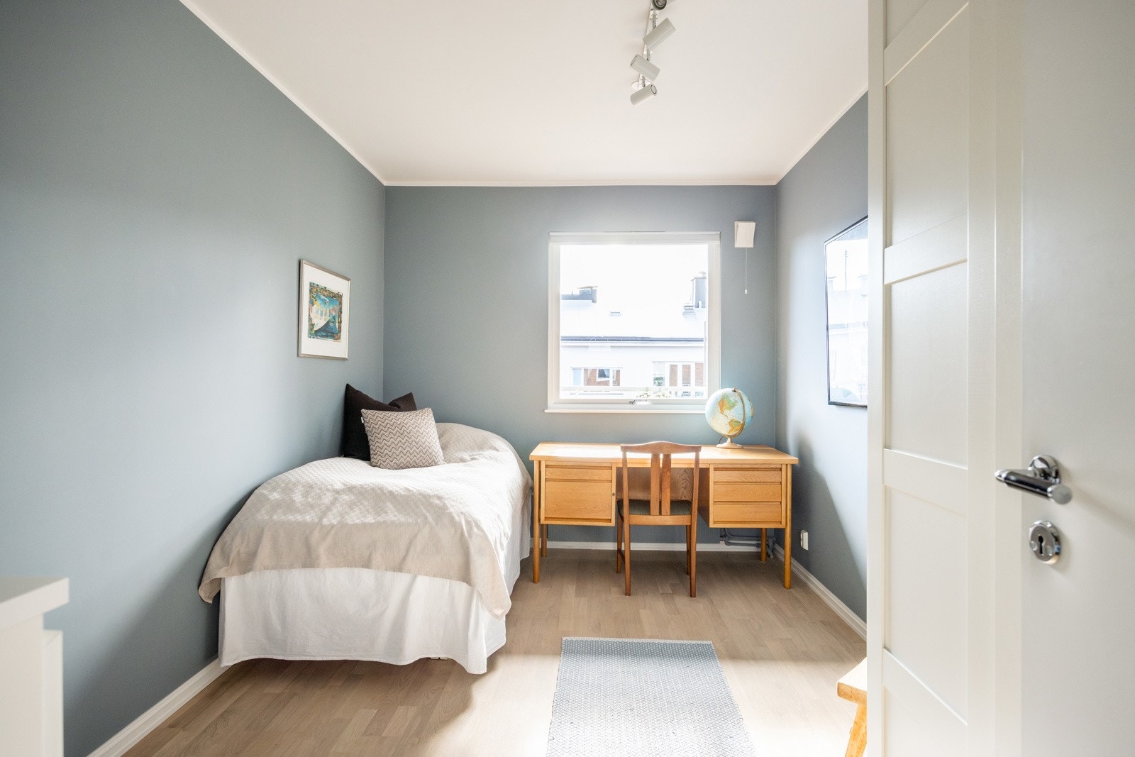 Det andre rommet passer utmerket som barnerom, gjesterom eller hjemmekontor, og gir fleksible bruksmuligheter etter behov. Galleribilde