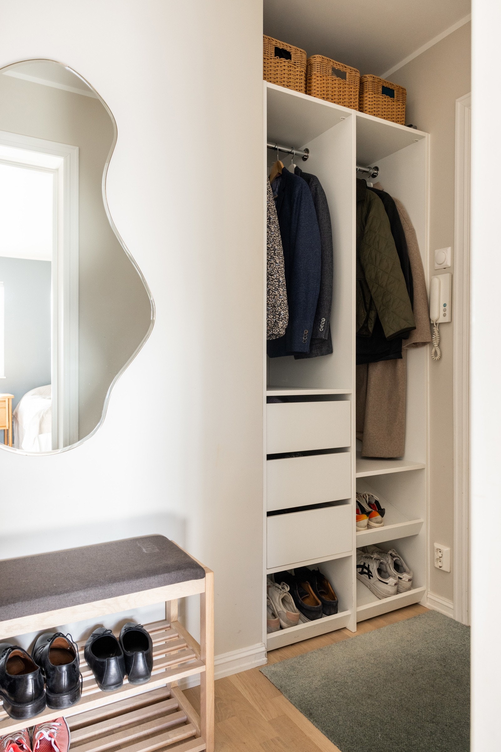 Det er montert garderobeløsning som gir praktisk lagringsplass for yttertøy og sko. Galleribilde