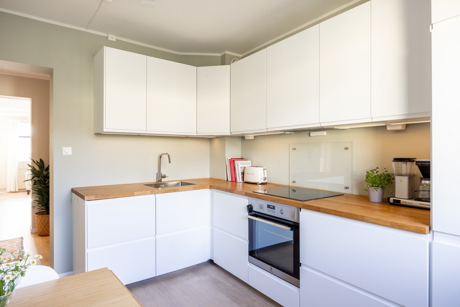 IKEA kjøkken fra 2021, med moderne og funksjonell utforming med glatte fronter og heltre benkeplate som gir en solid og tidløs arbeidsflate. Galleribilde