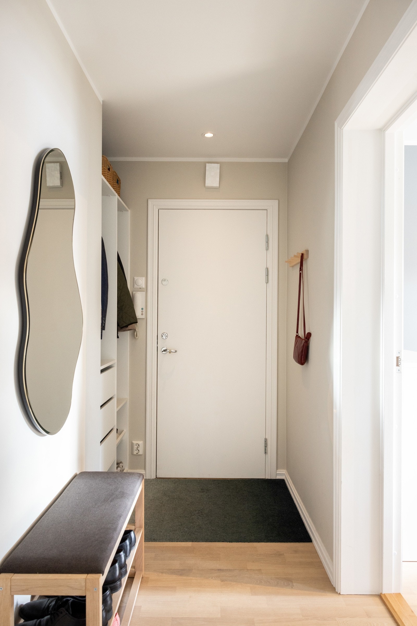 Entréen er lys og innbydende med plass til oppbevaring. Galleribilde