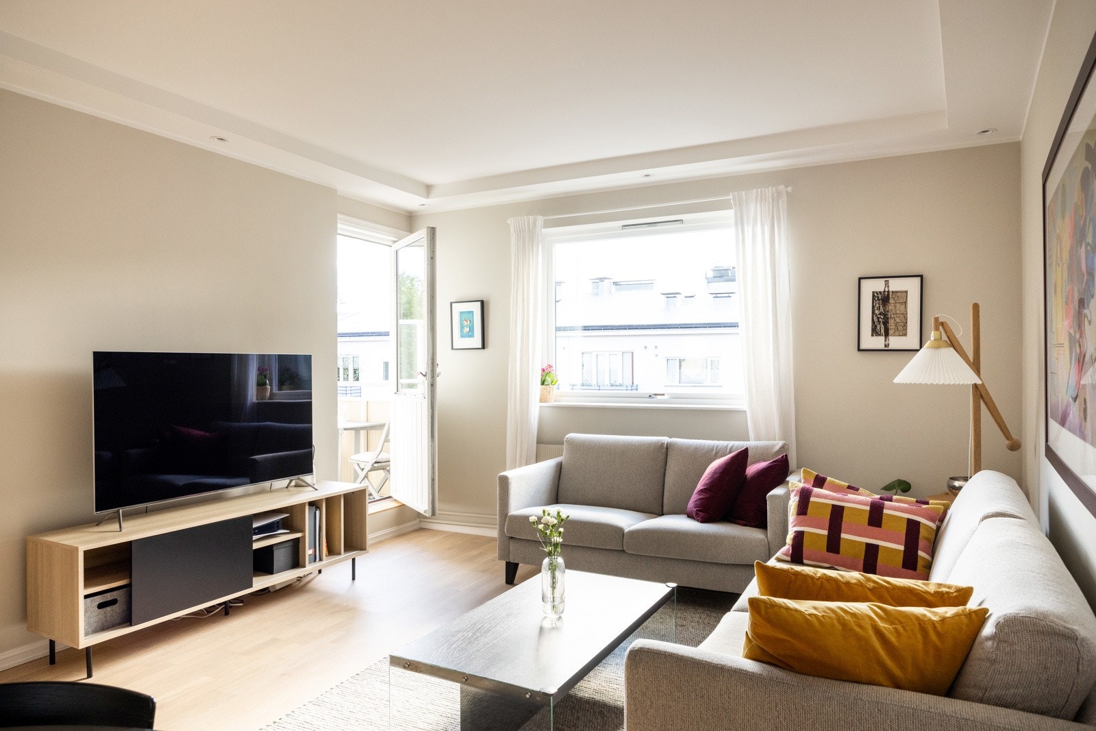 Stuen er lys og romslig med god plass til både sofagruppe og spisebord. Galleribilde