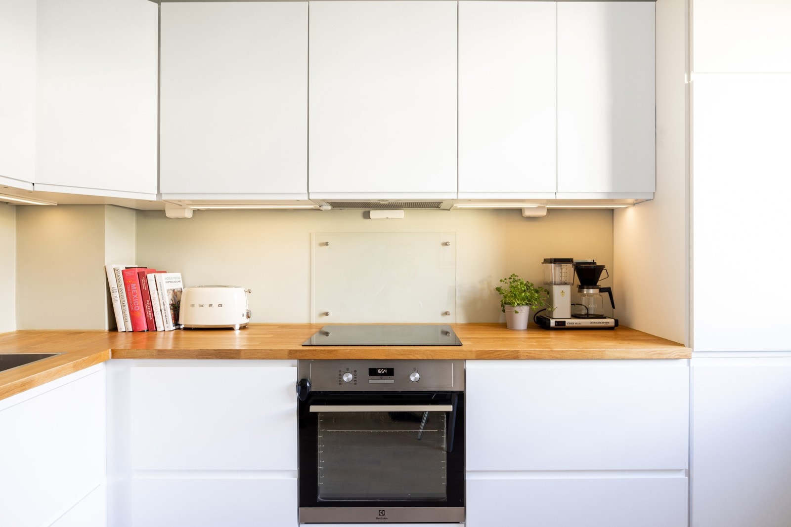 Innredningen byr på godt med skap- og benkeplass, og det er integrert stekeovn, platetopp samt kjøkkenventilator med kullfilter. Galleribilde