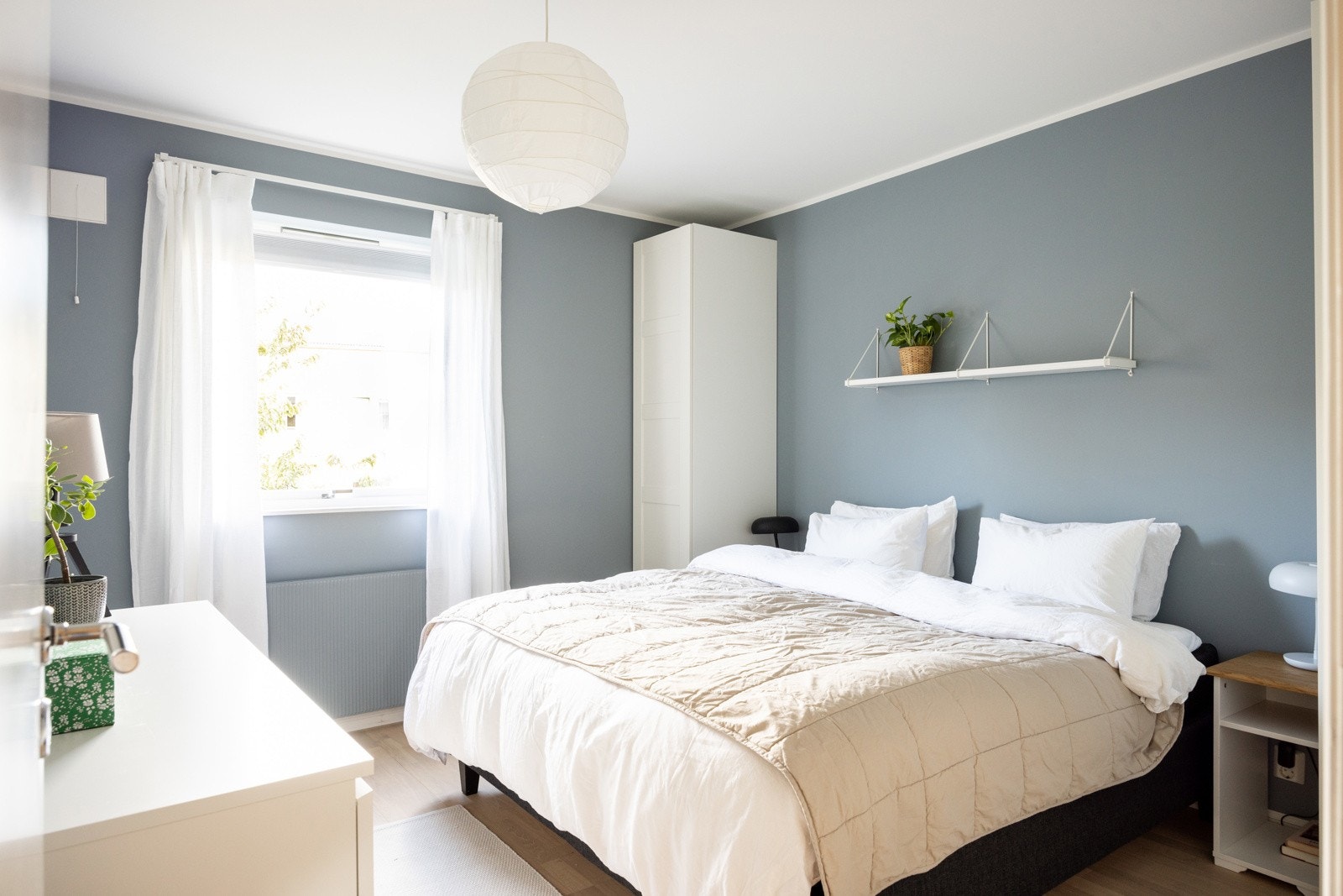 Boligen har to gode soverom. Hovedsoverommet byr på rikelig plass til dobbeltseng, garderobeløsning og oppbevaring. Galleribilde