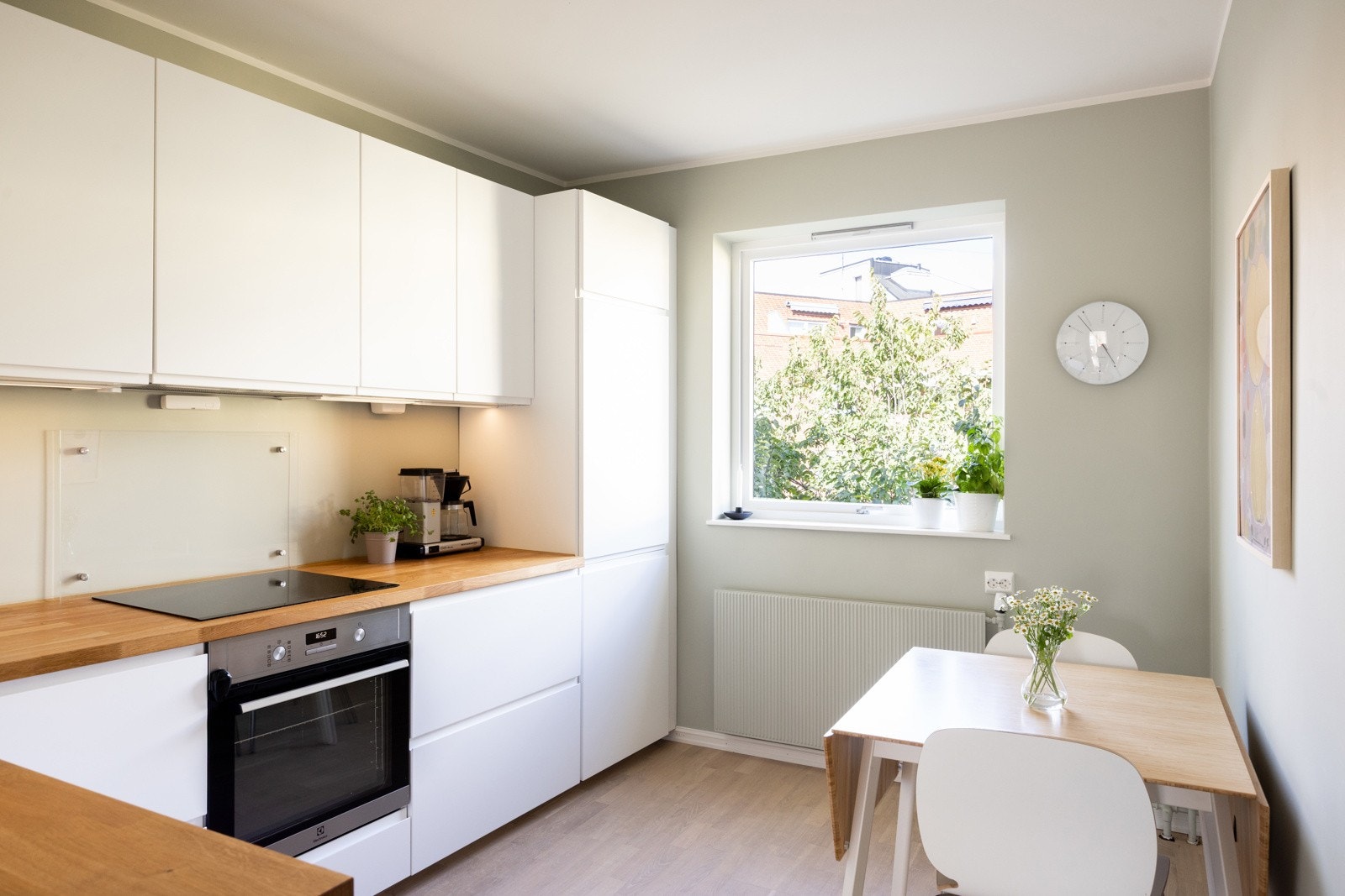 Rommet har plass til en spisegruppe ved vinduet, som gir fint lys inn i kjøkkensonen. Galleribilde