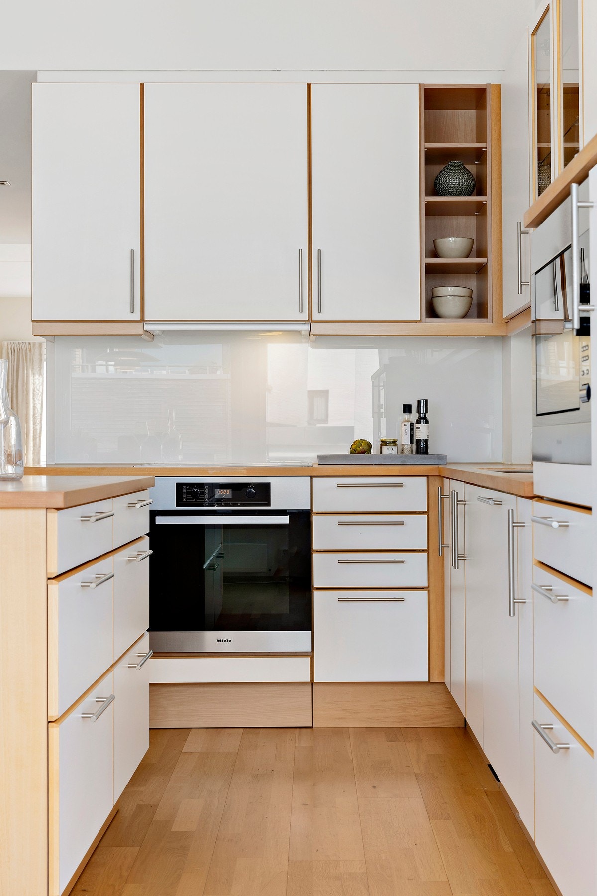 Svært godt med skap og benkeplass. Galleribilde