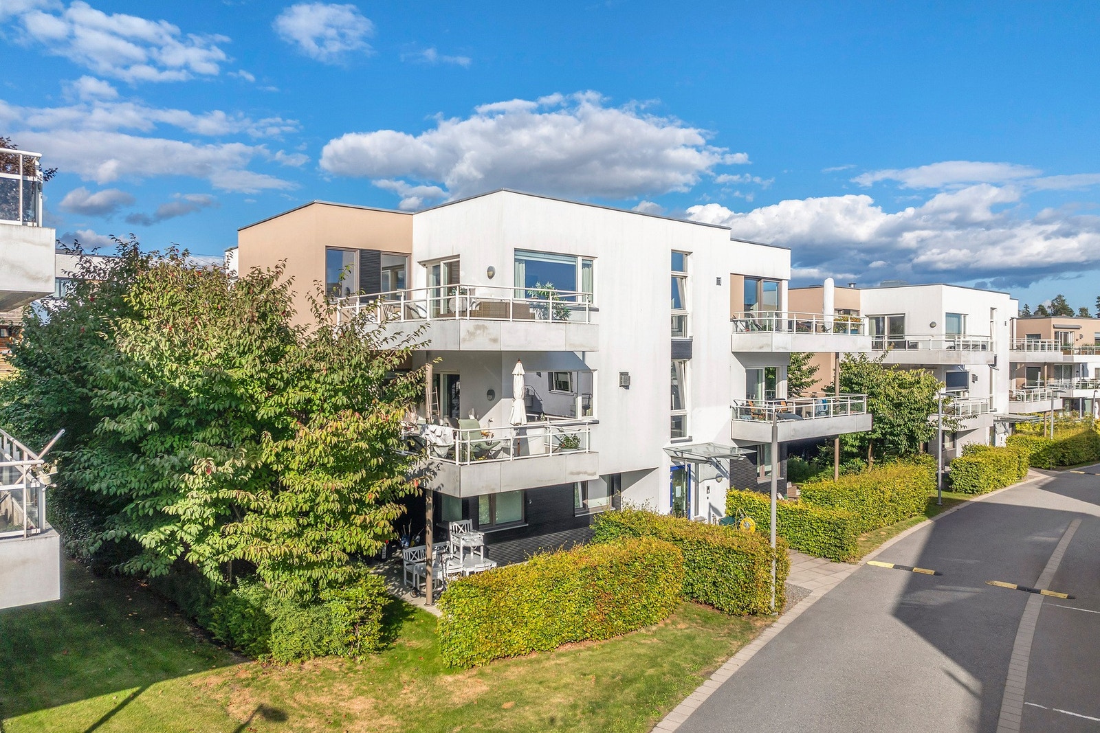 Stilige og lekre bygninger beliggende i solrike og rolige omgivelser. Galleribilde