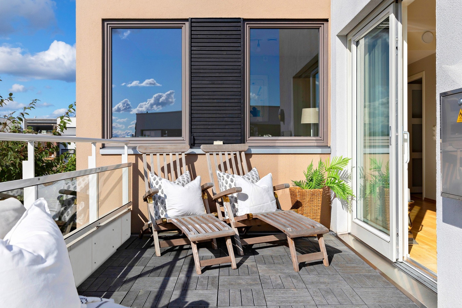 Her kan man slappe av med en god bok i solen. Galleribilde