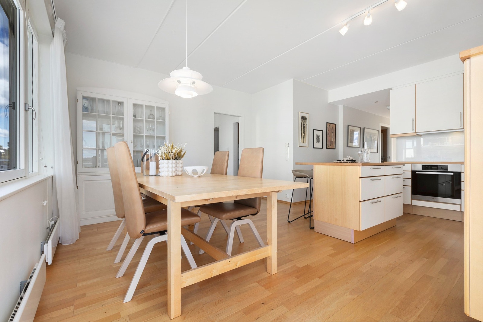 Kjøkkenet har en praktisk kjøkkenøy som går på hjul og kan flyttes på etter eget ønske. Galleribilde