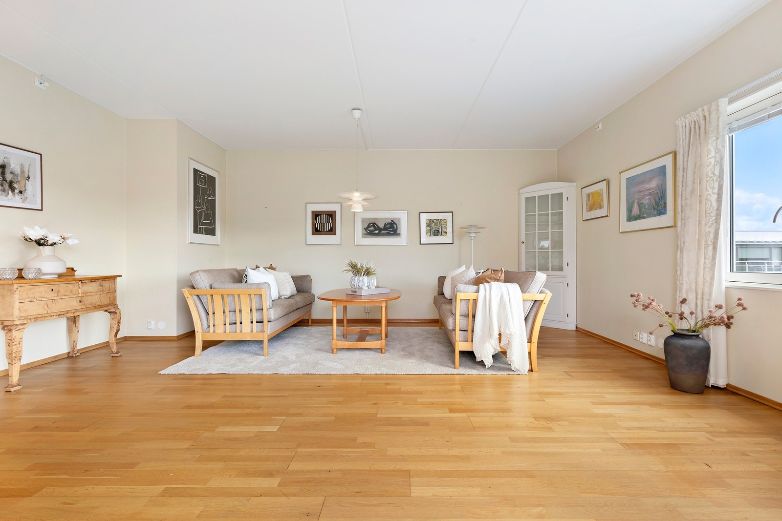 Stuen er malt i lyse farger og har god plass til sittegrupper. Galleribilde