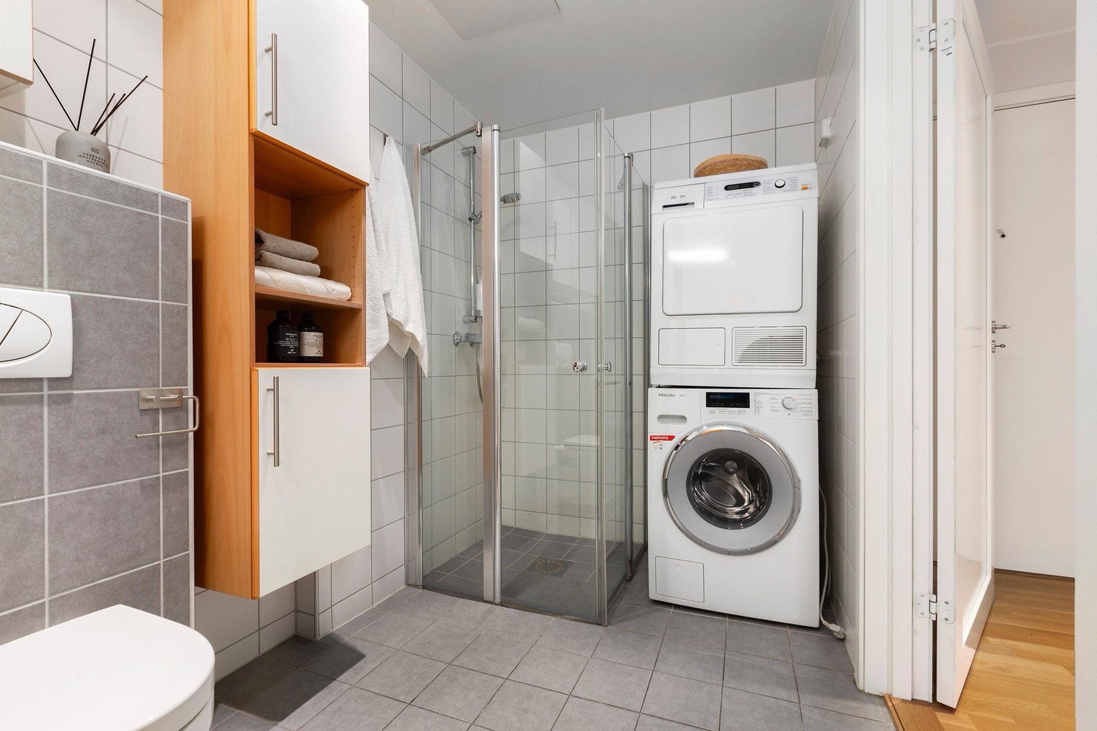 Hovedbadet har dusjhjørne med innfellbare dusjdører. Vaskesøyle. Vegghengt toalett. Galleribilde