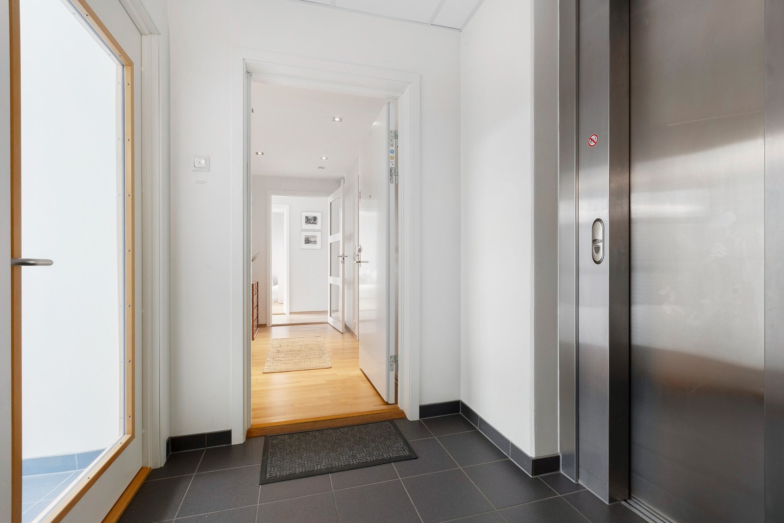 Representativt inngangsparti med heis direkte til garasjekjeller. Galleribilde