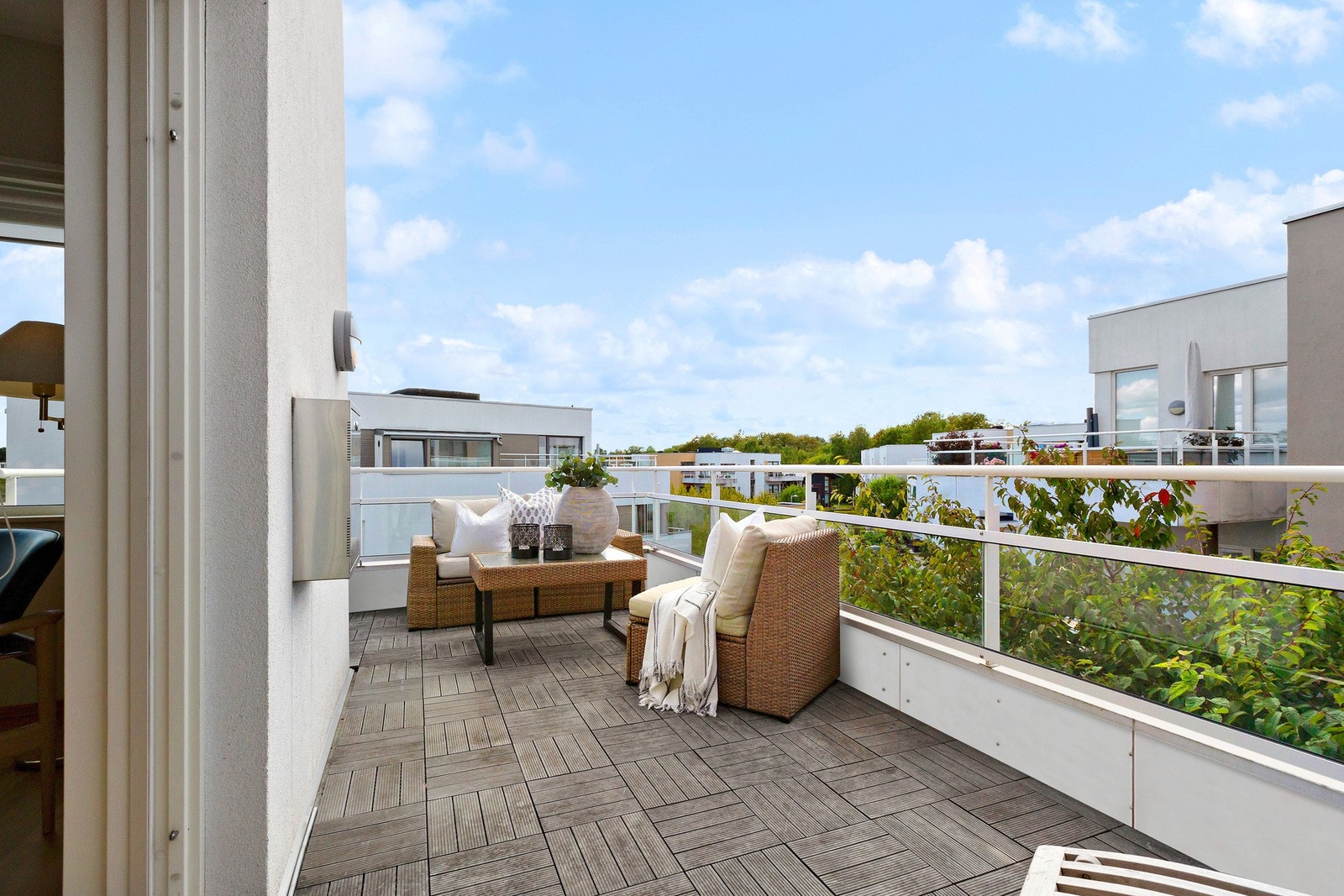 Balkongen er stor og har mulighet for flere sittegrupper. Det er uttak for gassgrill på balkongen. Galleribilde