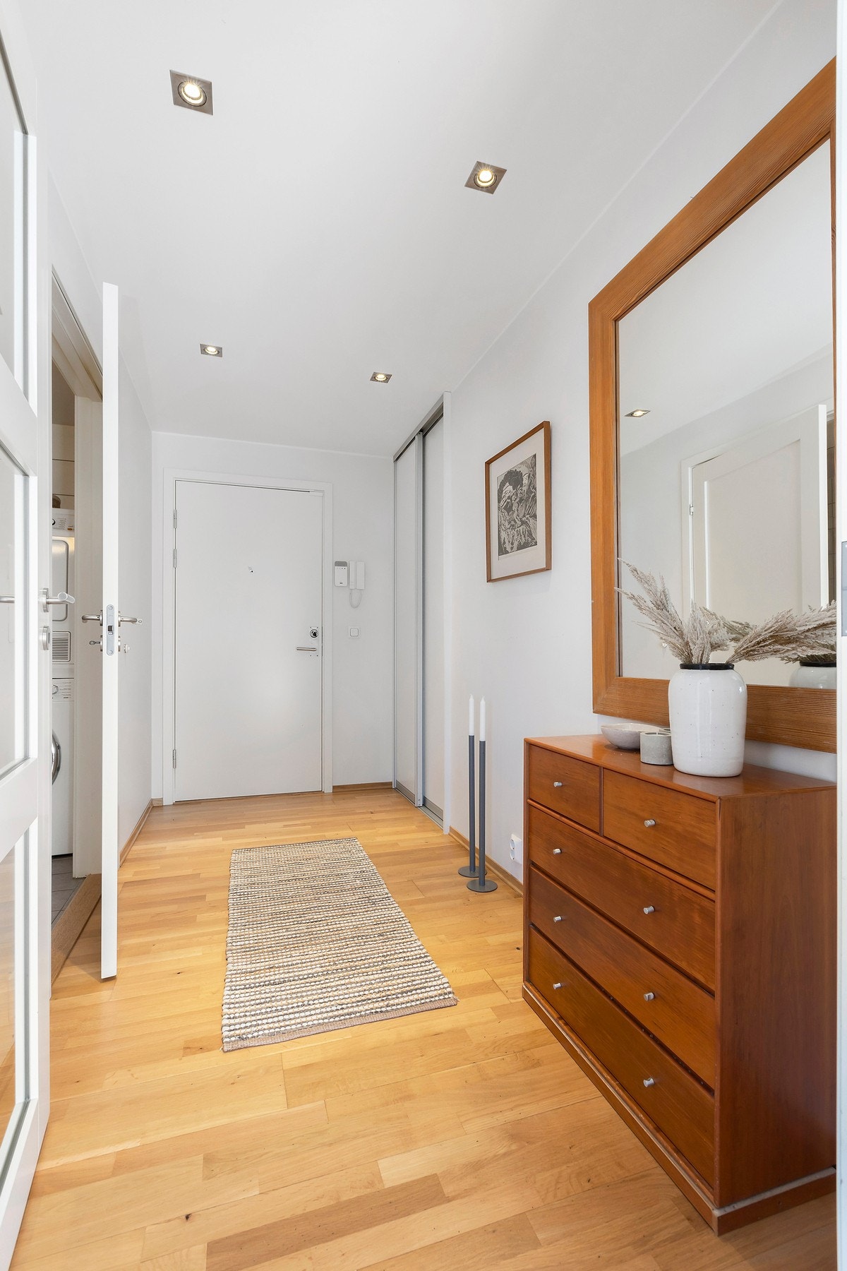 Hall med down-lights i himlingen. Skyvedørsgarderobe med god plass til yttertøy. Porttelefon. Galleribilde