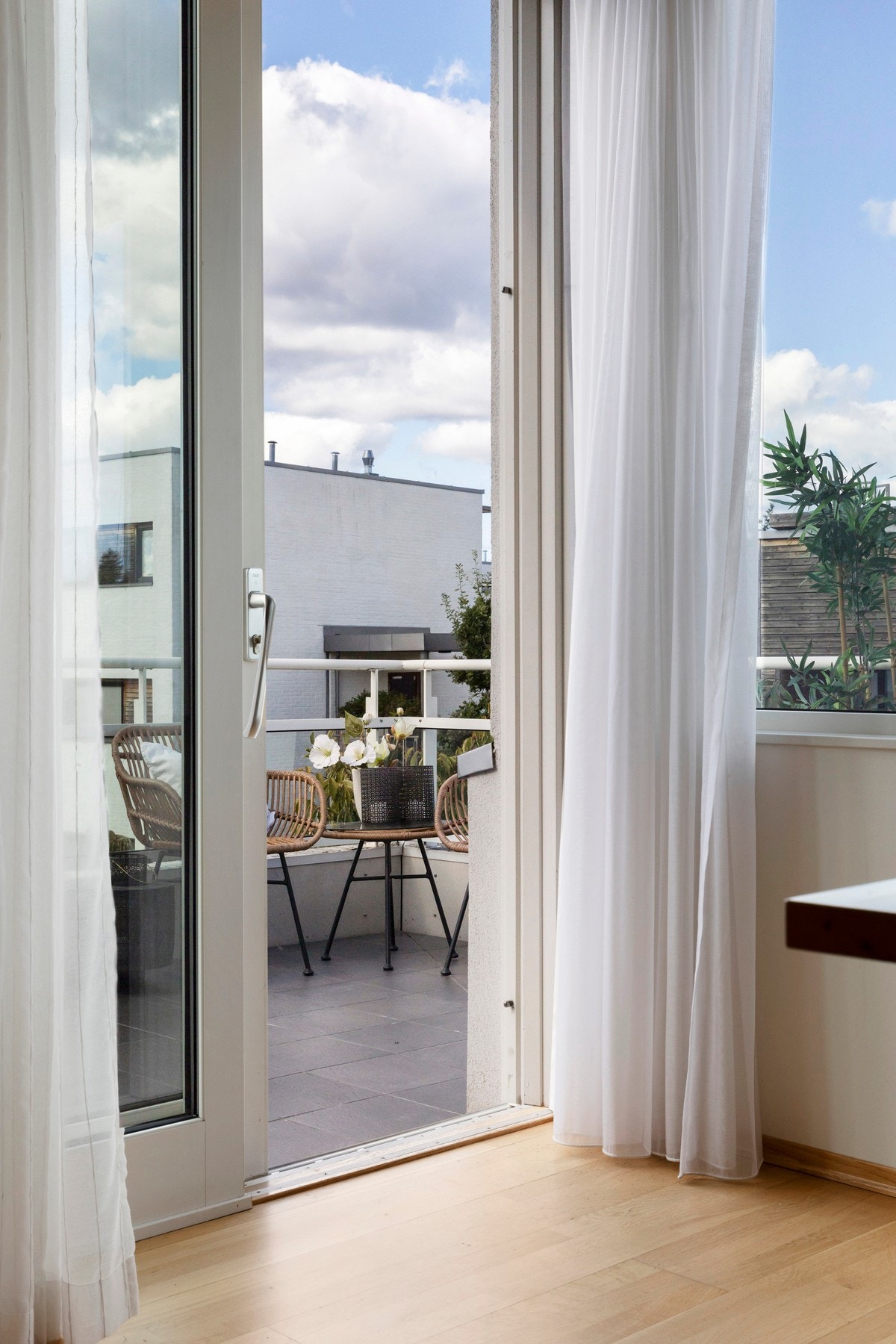Direkte utgang til den solrike balkongen fra kjøkkenet. Galleribilde
