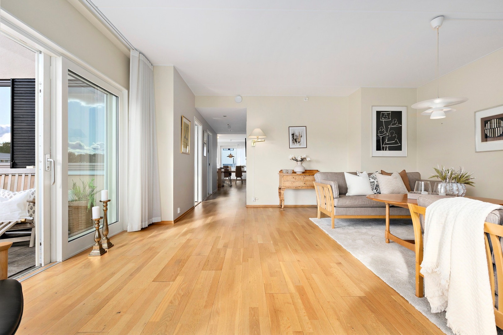 Stuen er lys og åpen og har utgang til en stor og romslig balkong med god plass til utemøblement og grill. Galleribilde