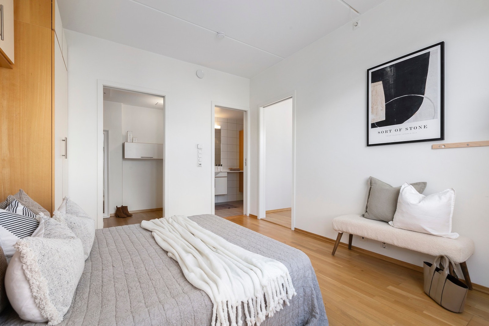 Det er direkte adkomst bad en suite, samt innvendig bod fra hovedsoverommet. Galleribilde