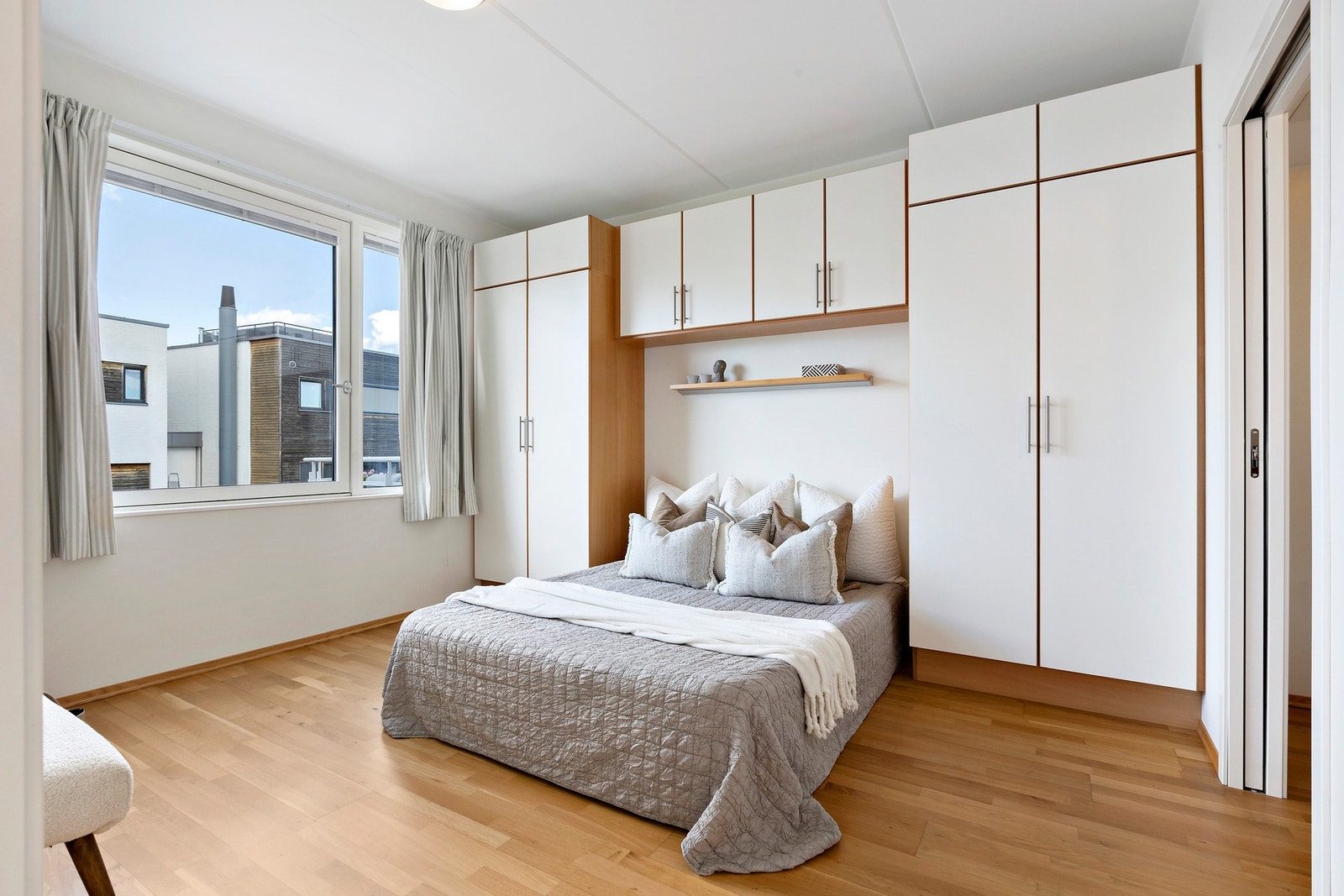 Hovedsoverommet har plassbygget garderobeløsning med god plass til klær og tilbehør. Galleribilde