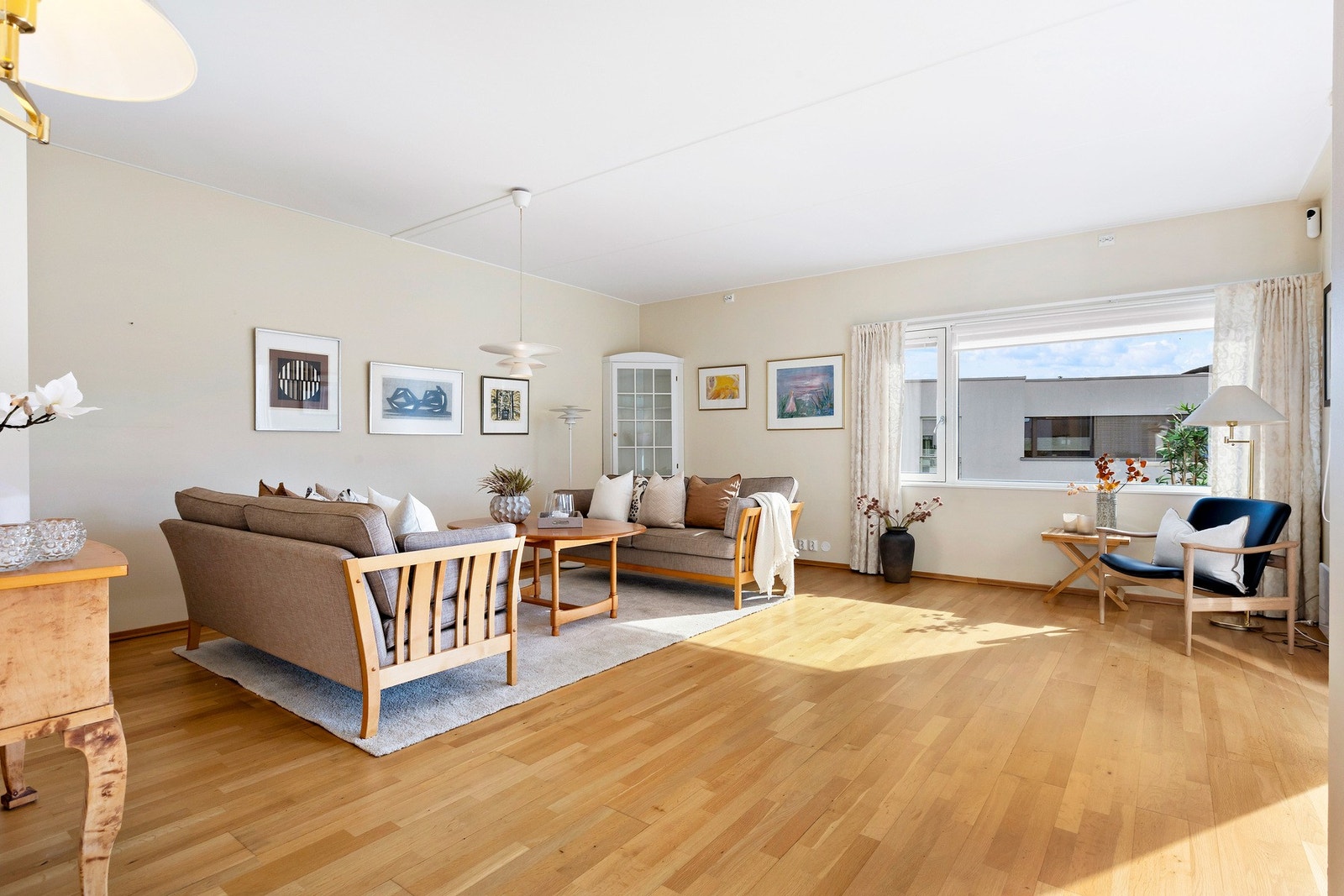 De generøse vindusflatene gir svært godt med lys inn i leiligheten. Galleribilde