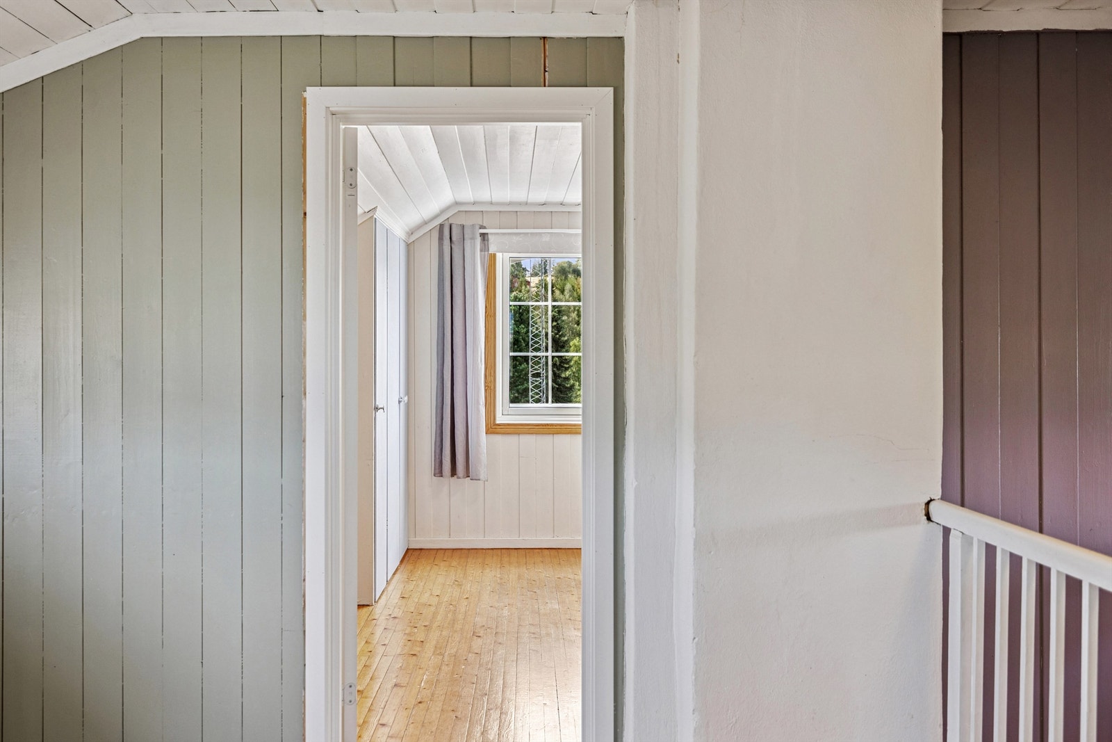 Fra gangen i andre etasje er det adkomst til boligens to soverom. Galleribilde