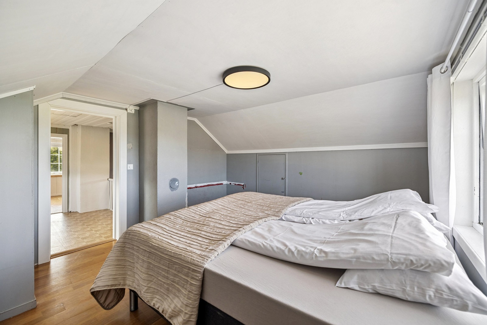 Soverom 2 har gode lagringsmuligheter i kott langs kneveggene. Galleribilde