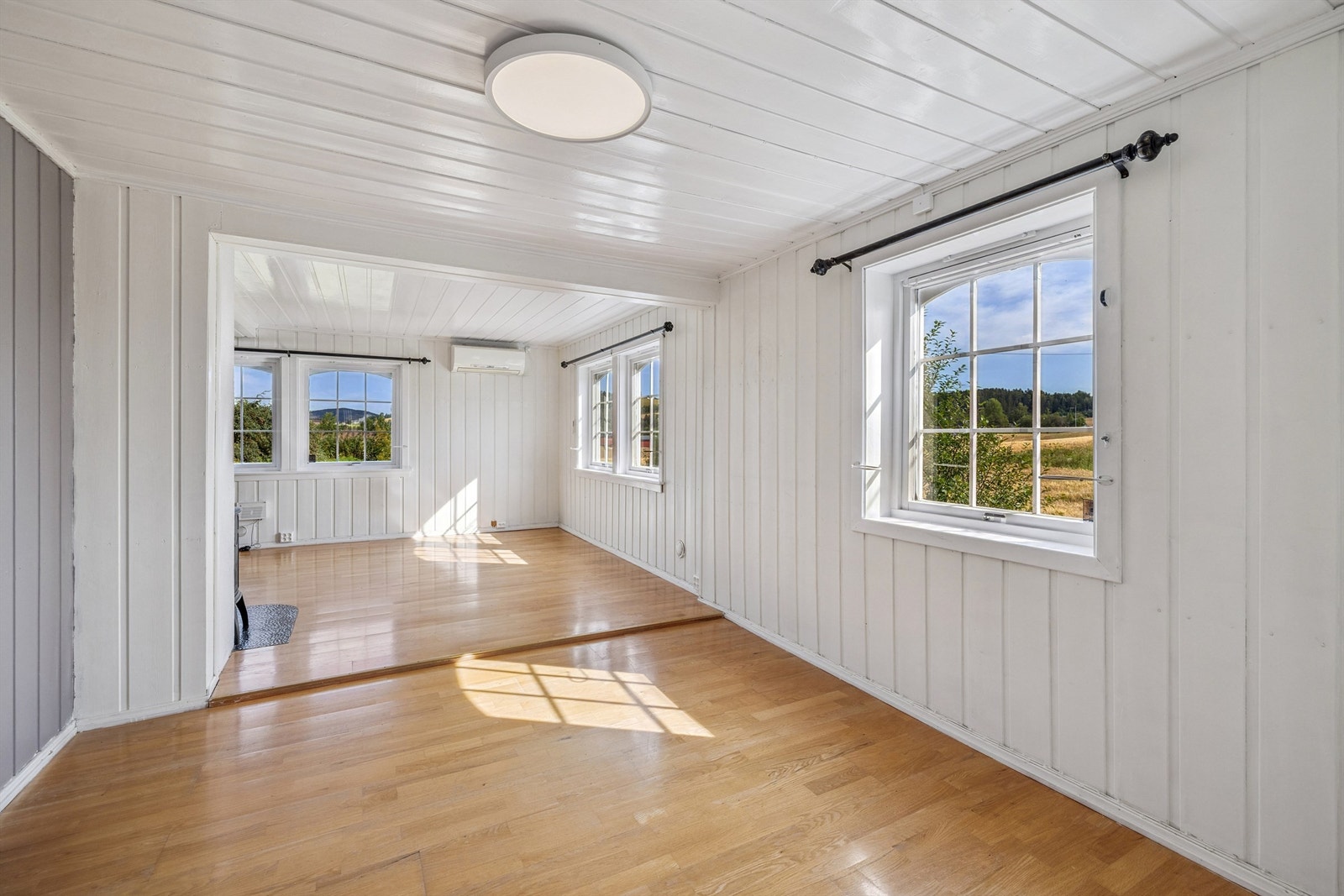 Lys og åpen løsning mellom stue og spisestue gir en god romfølelse. Galleribilde