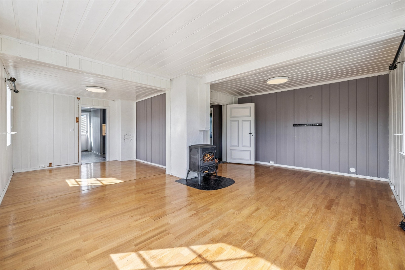 Romslig stue med gode møbleringsmuligheter og god plass til flere sittegrupper og stort spisebord Galleribilde