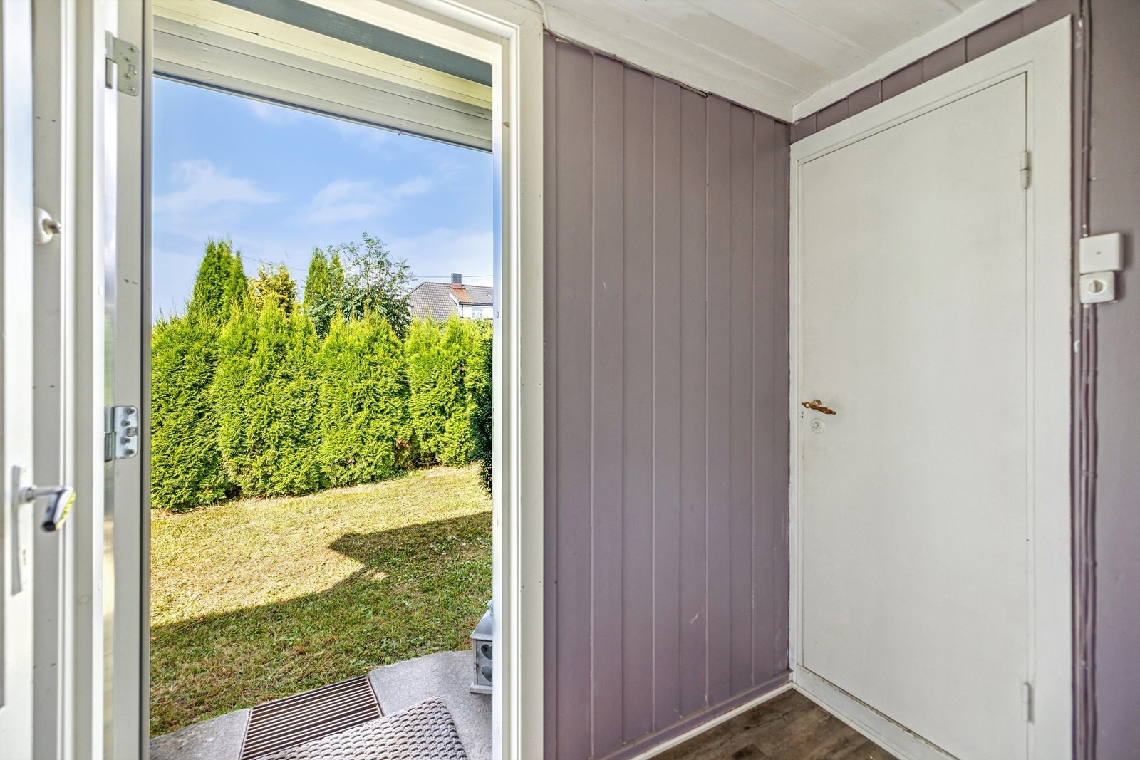 Velkommen inn! Overbygget inngangsparti som leder deg tørrskodd inn i boligen. Galleribilde