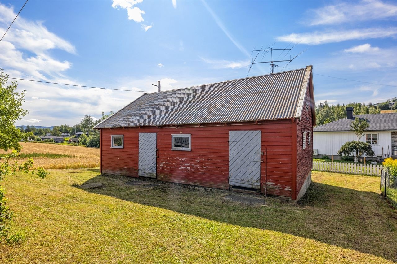 Stort uthus på 48m² med verksted, lager og vedskåle gir mange muligheter. Galleribilde
