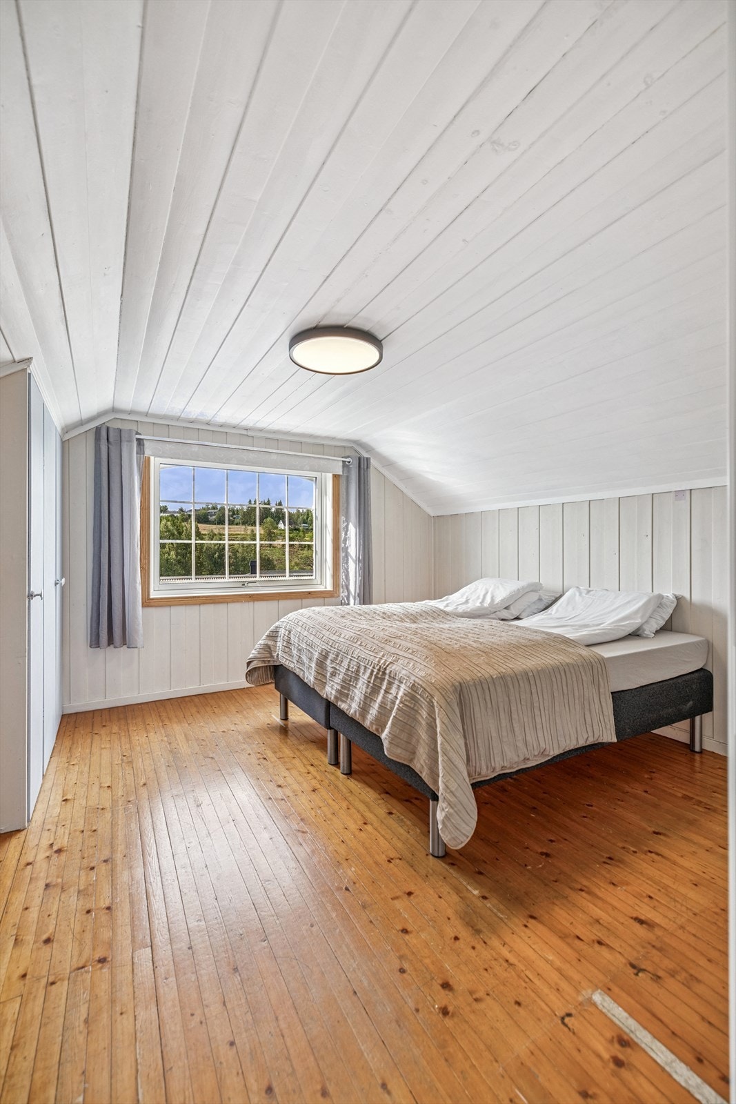 Dette rommet har et nyere vindu med isolerglass fra 1999. Galleribilde