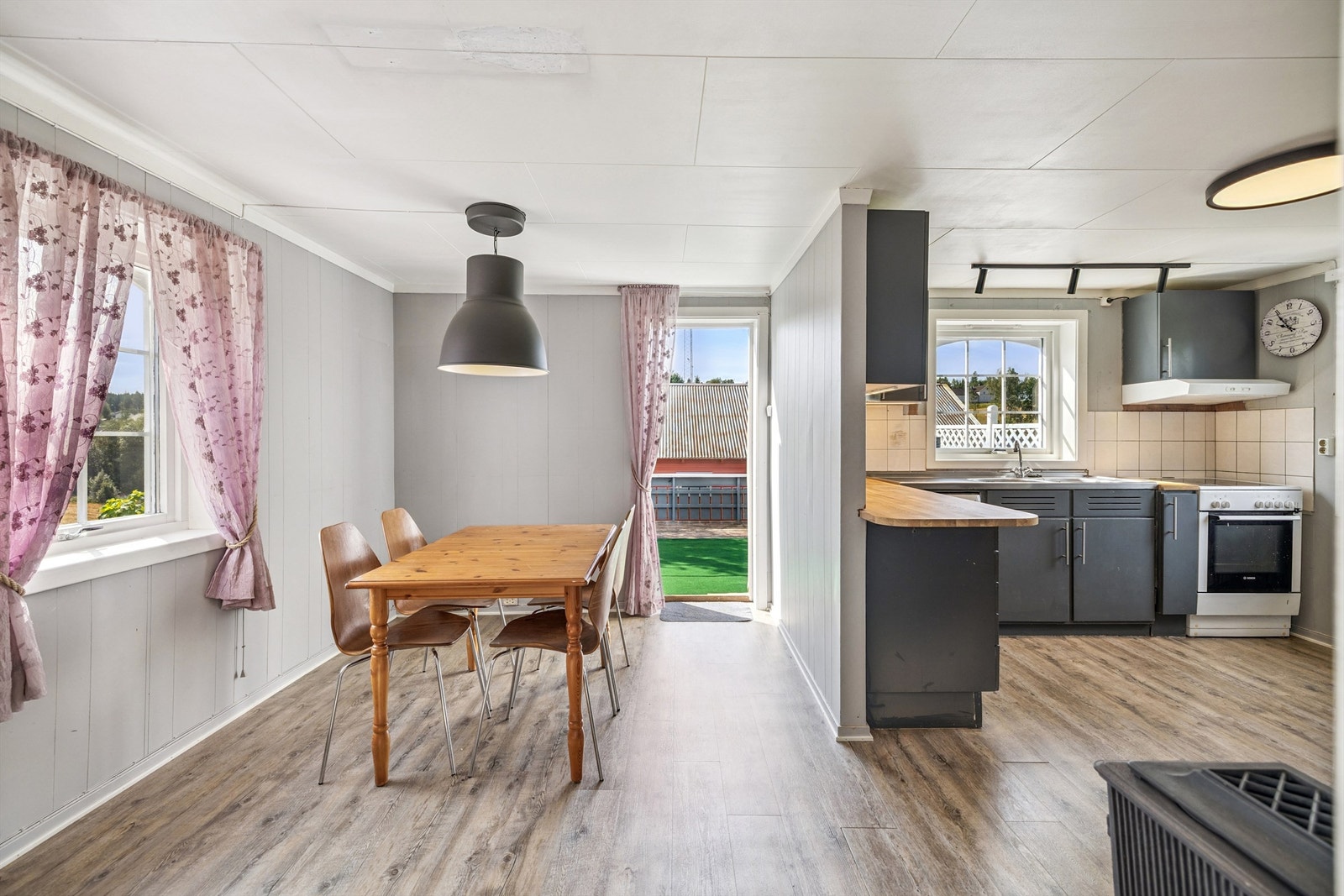 Spisestue i åpen løsning mot kjøkkenet, med utgang til terrassen. Galleribilde