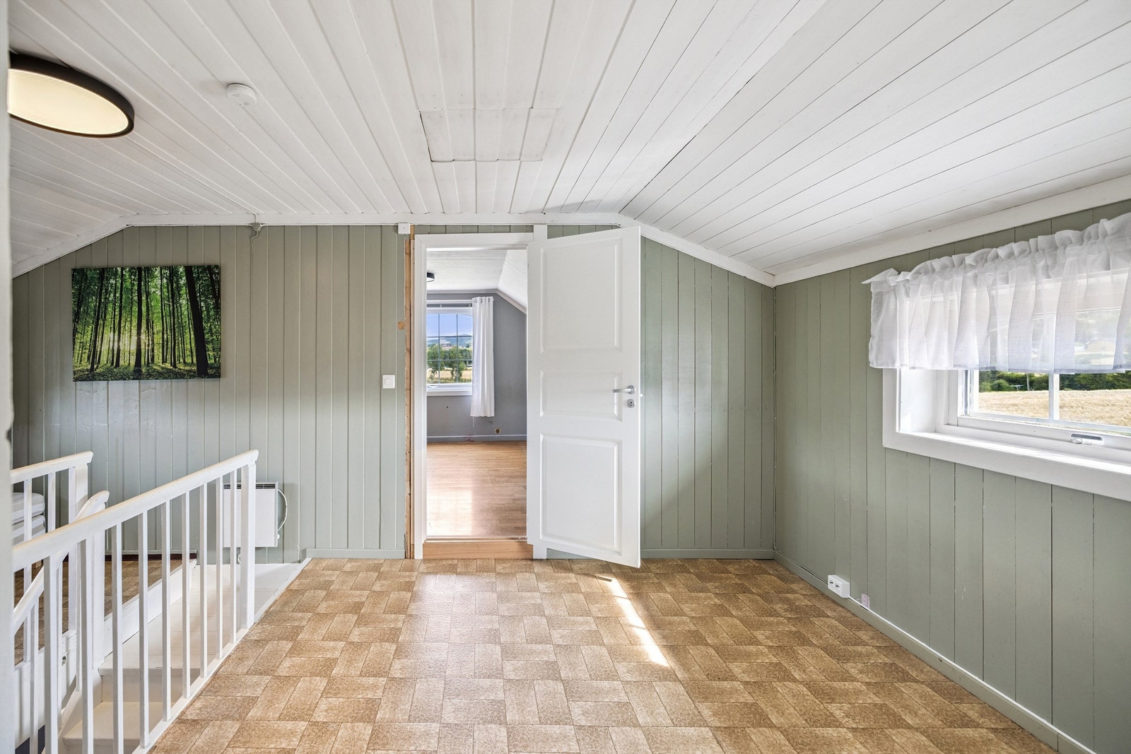 Loftstuen gir tilgang til soverommene og har luke til kaldtloftet. Galleribilde