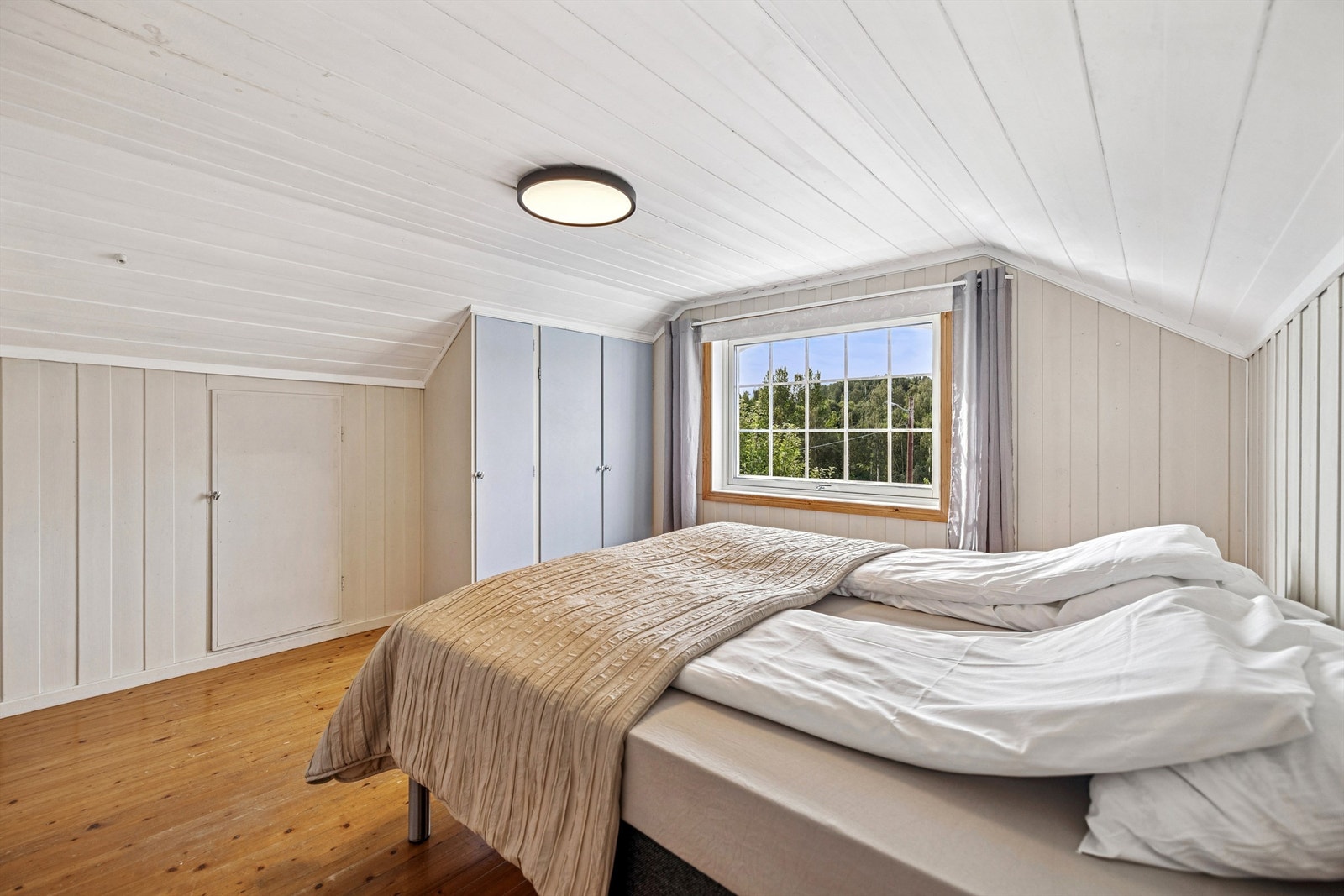 Praktiske, innebygde skap gir god utnyttelse av plassen på soverommet. Galleribilde