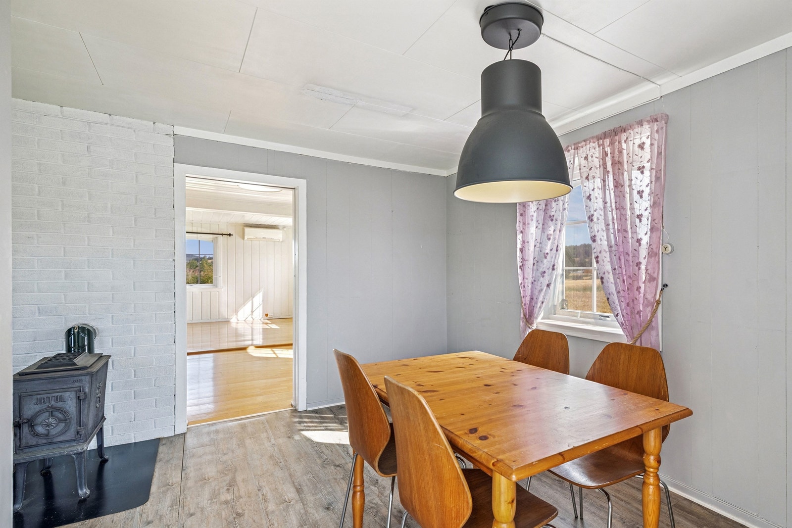 God plass til spisebord for hyggelige måltider med familie og venner. Galleribilde