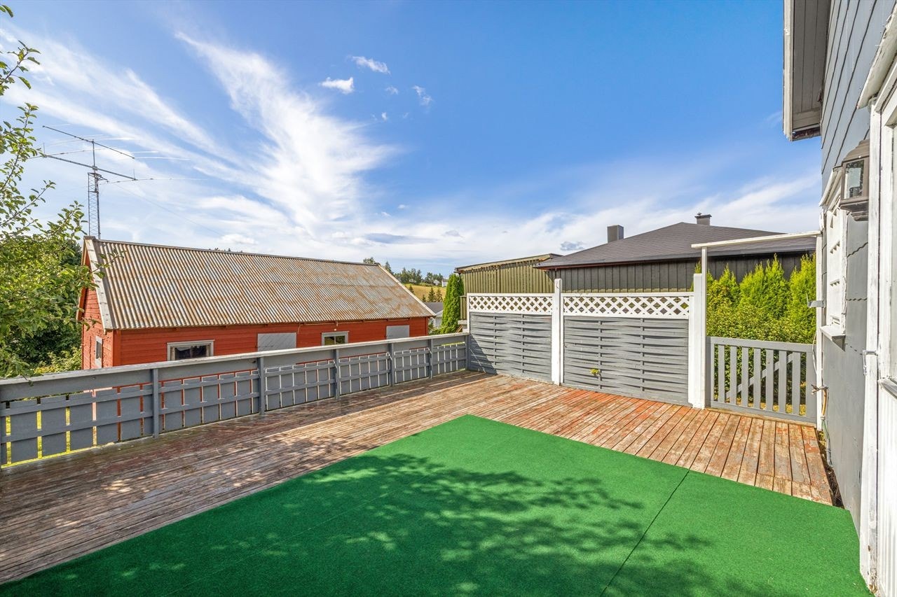 Stor sydvendt terrasse på 32m² med direkte utgang fra kjøkkenet. Galleribilde