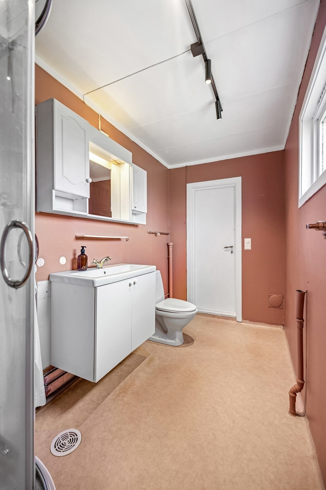 Et funksjonelt våtrom som venter på å bli modernisert etter eget ønske. Galleribilde