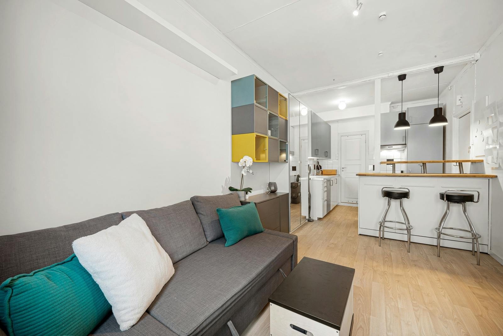 Gangavstand til dagligvarebutikker, bussforbindelser og Solsiden Shoppingsenter. Galleribilde