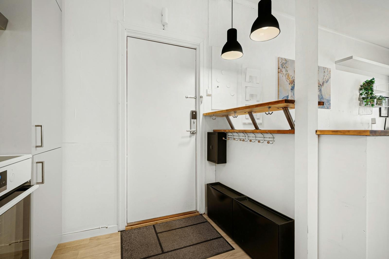 Entré med klesoppheng. Galleribilde