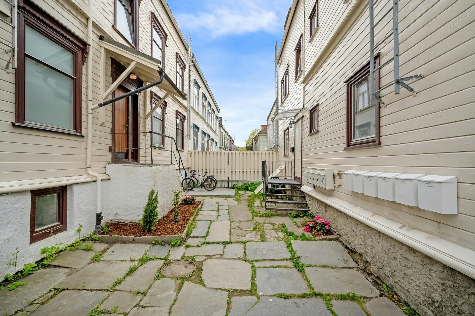 Leiligheten disponerer bod i kjeller, samt egen vaskemaskin i felles vaskerom. Galleribilde