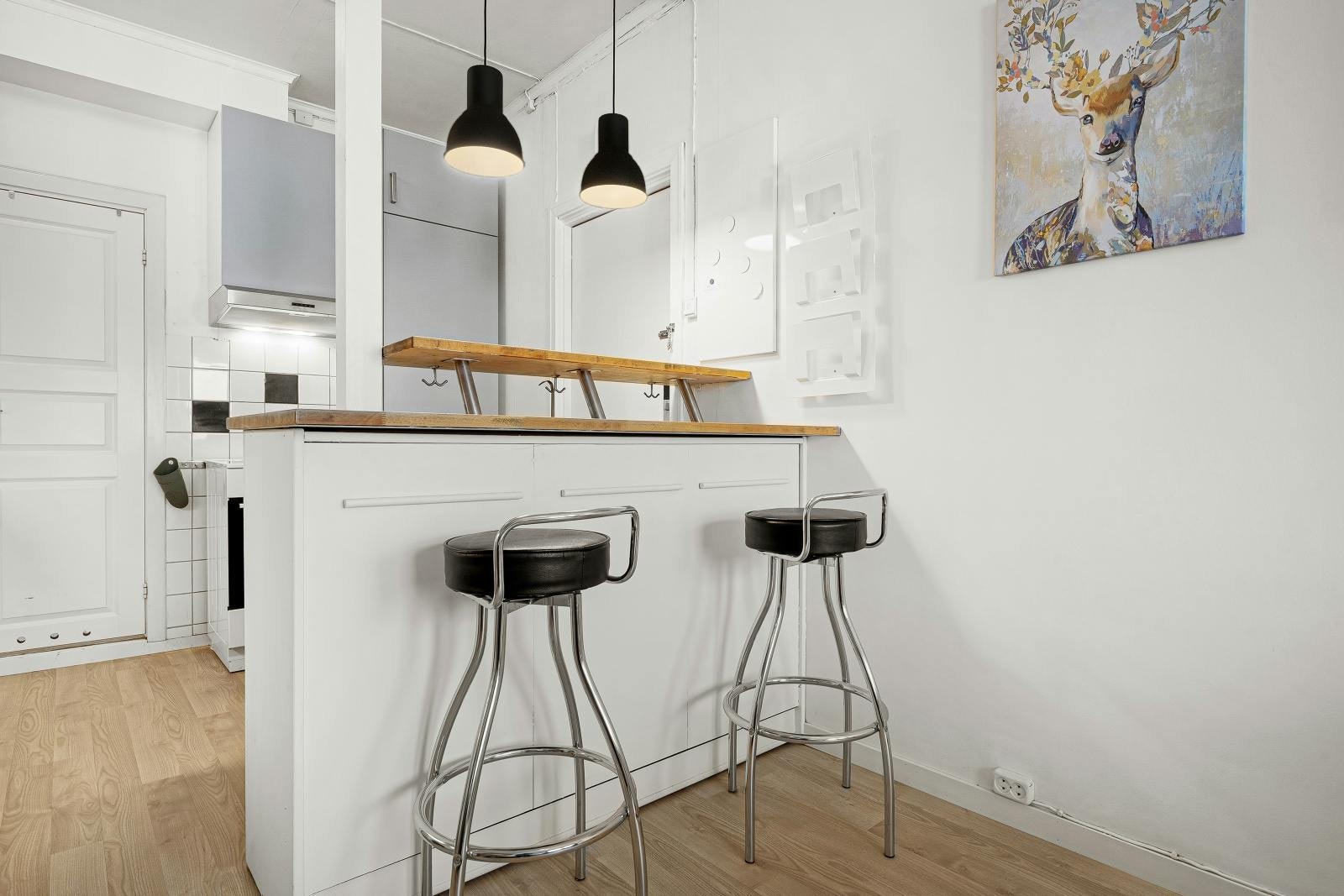 Godt tilrettelagt for barstoler og spiseseksjon. Galleribilde