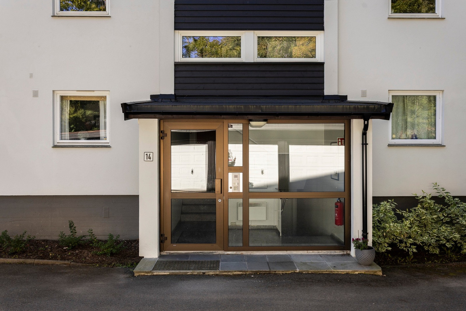 Adkomst gjøres via felles trappegang med callinganlegg, Galleribilde