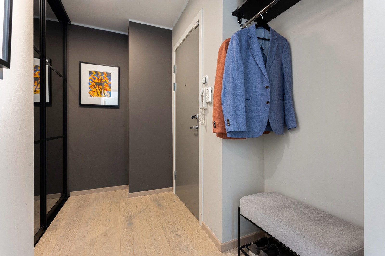 Det er satt inn en skyvedørsgarderobe med speilfronter og en åpen garderobeløsning, hvor du har god plass til å legge/henge fra seg yttertøyet. Galleribilde